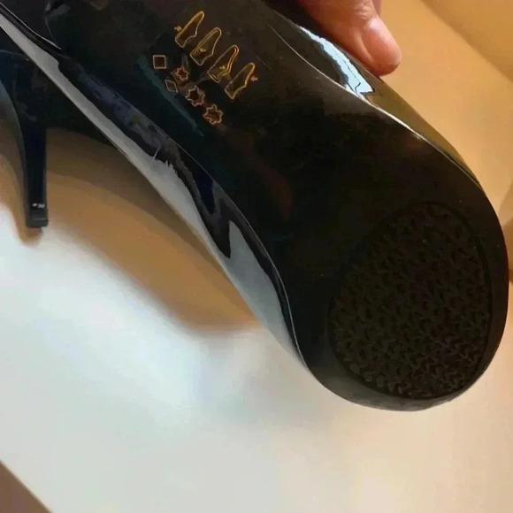 Michael Kors, peep toe patent leather shoe, 3” heel and a 1” hidden pla… - Picture 7 of 12